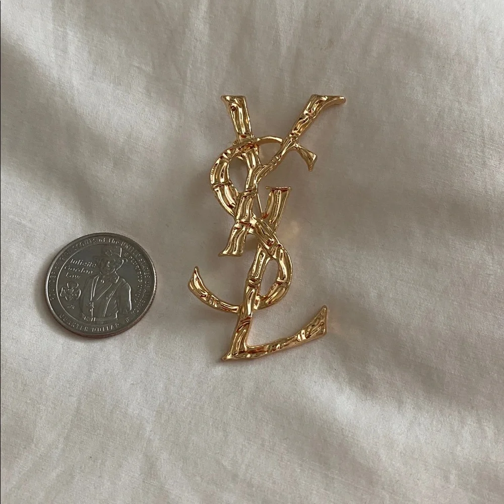 Brooch | Brand New Fashion Logo Brooch - Picture 3 of 3